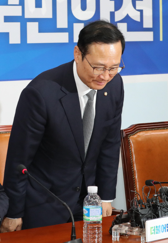 홍영표 민주당 원내대표가 7일 국회에서 열린 고별 기자간담회에서 인사하고 있다.  연합뉴스